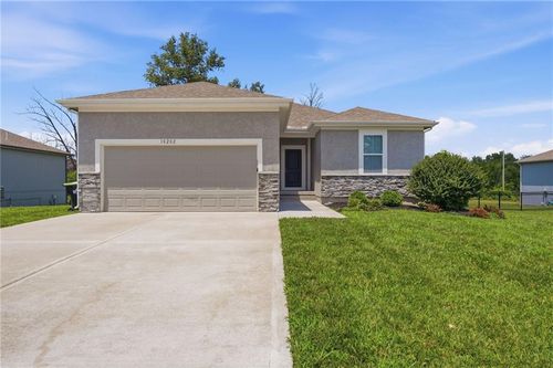 10202 Siena Dr, Peculiar, MO, 64078-7850 | Card Image