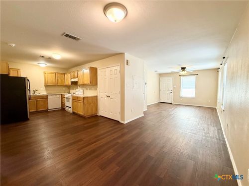 898 Advance St, San Marcos, TX, 78666-3174 | Card Image