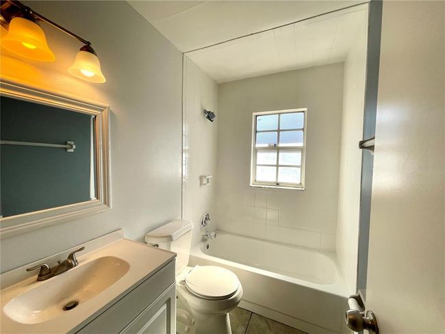 Hall bathroom | Image 10
