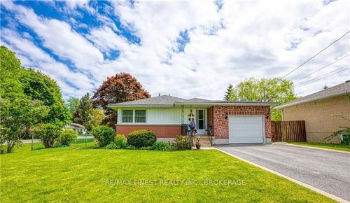 39 Lennox St, Kingston, ON, K7M4S3 | Card Image