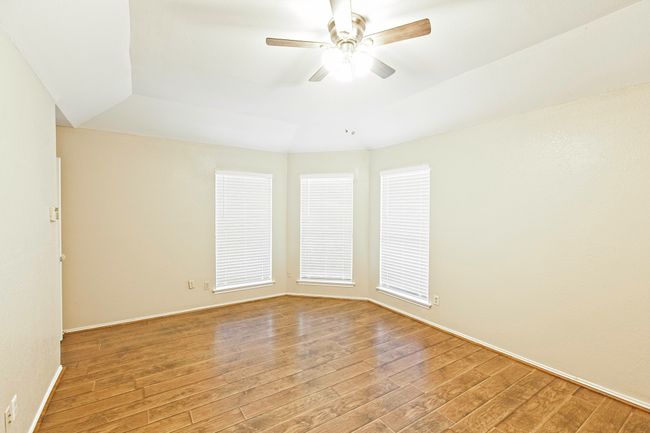 Unfurnished room featuring light wood finished floors and ceiling fan | Image 21
