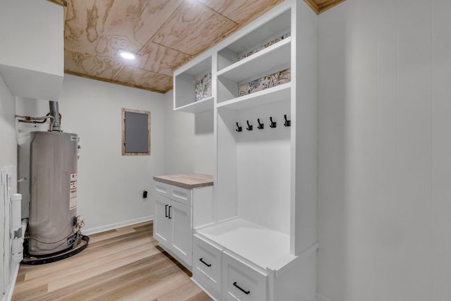 Mud/Laundry room | Image 25