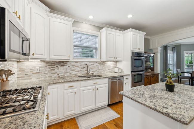 You'll enjoy the efficiency of cooking on a gas cooktop. | Image 12