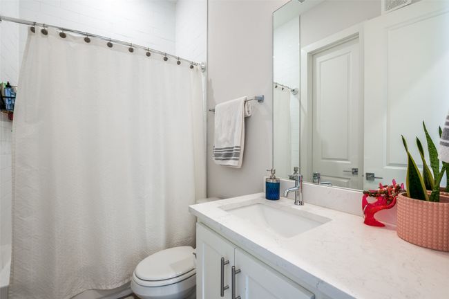 Full bathroom with designer colors | Image 19