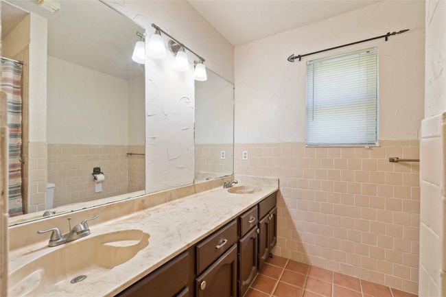 Shared hall bathroom | Image 22