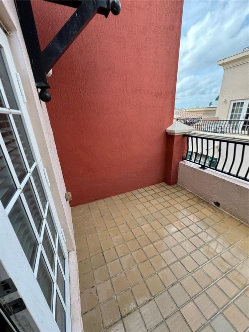 605-1033 Ne 17th Way, Fort Lauderdale, FL, 33304-2458 | Card Image