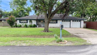 213 Avenue B, House other with 3 bedrooms, 2 bathrooms and null parking in Brazoria TX | Image 1