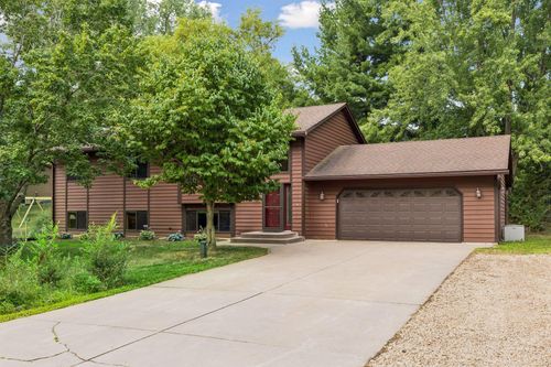 1076 Cottonwood Dr, Hudson, WI, 54016-7117 | Card Image