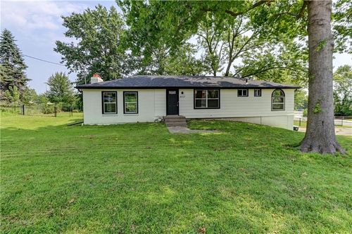 8717 Nw Old Stagecoach Rd, Kansas City, MO, 64154-1332 | Card Image