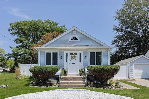 22 Louis St, Swansea, MA, 02777-1804 | Card Image