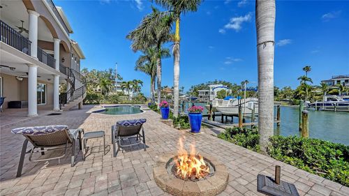 975 Whitakers Ln, SARASOTA, FL, 34236-2401 | Card Image