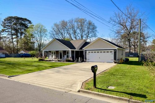 711 Short St Se, Hartselle, AL, 35640-2566 | Card Image