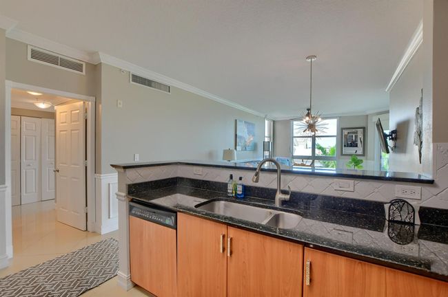 603 - 804 E Windward 603 Way, Condo with 2 bedrooms, 2 bathrooms and null parking in Lantana FL | Image 7