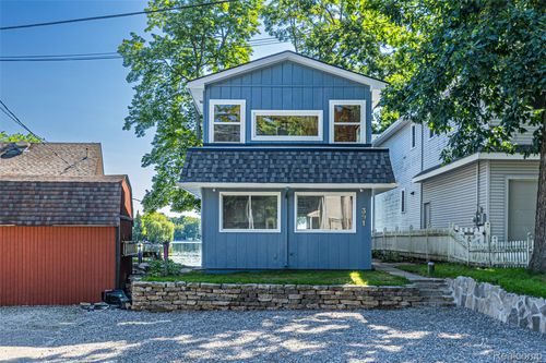 391 Shady Oaks St, Lake Orion, MI, 48362-2567 | Card Image