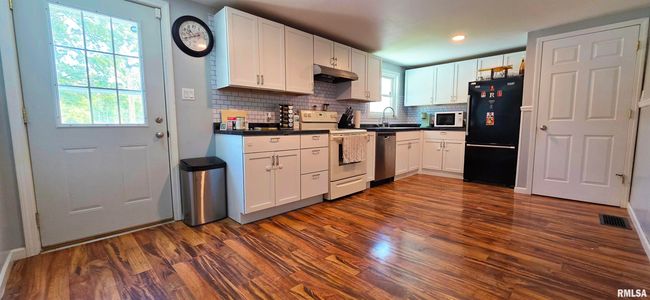 1007 Landes St, House other with 2 bedrooms, 2 bathrooms and null parking in Mount Carmel IL | Image 5
