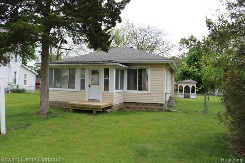 8 Maple St, Oxford, MI, 48371-4641 | Card Image