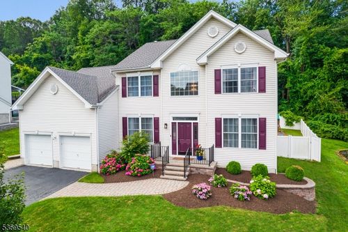 11 Candour Ct, Hackettstown, NJ, 07840-4535 | Card Image