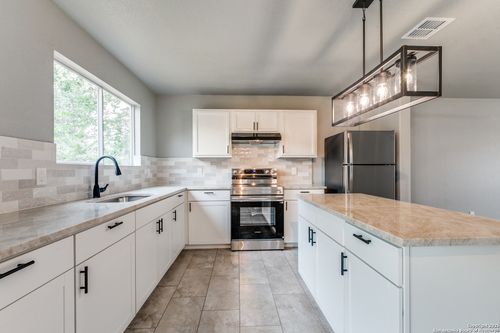 9015 Sycamore Cv, San Antonio, TX, 78245-2795 | Card Image