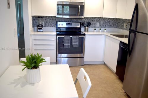 apt-306-3970 Oaks Clubhouse Dr, Pompano Beach, FL, 33069-3611 | Card Image