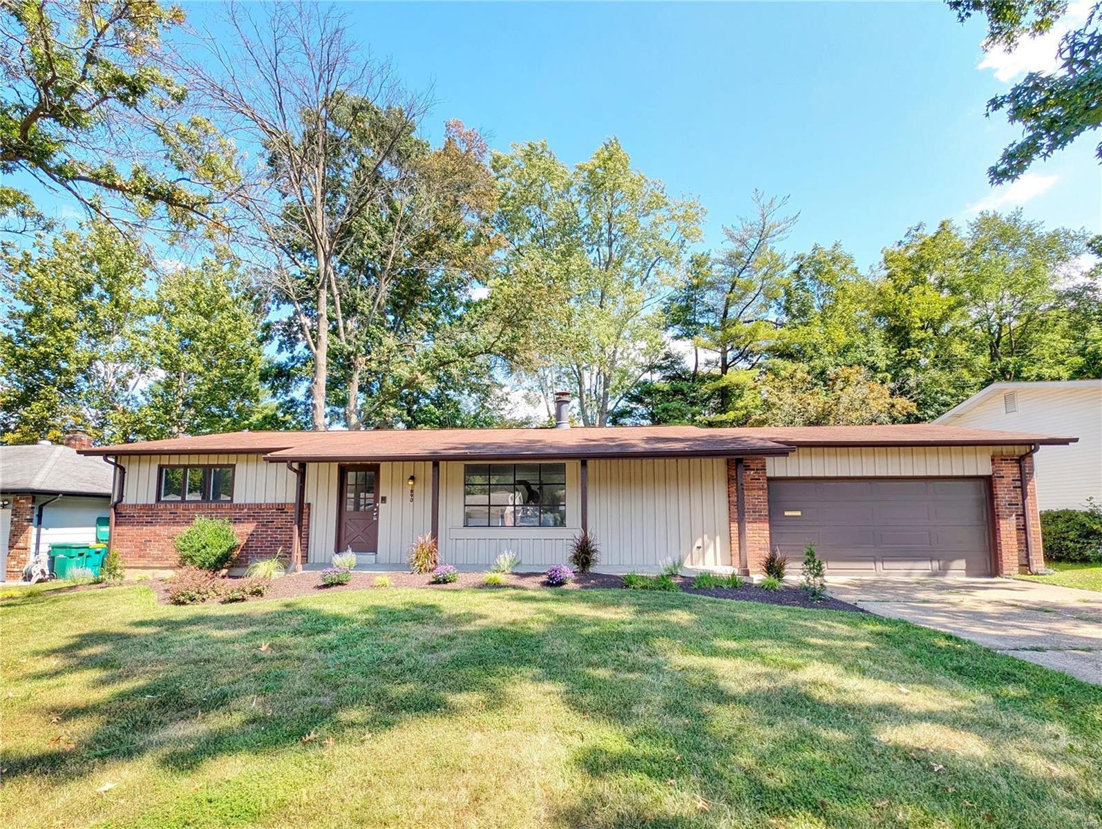 Pyrenees Dr, Florissant, MO 63033