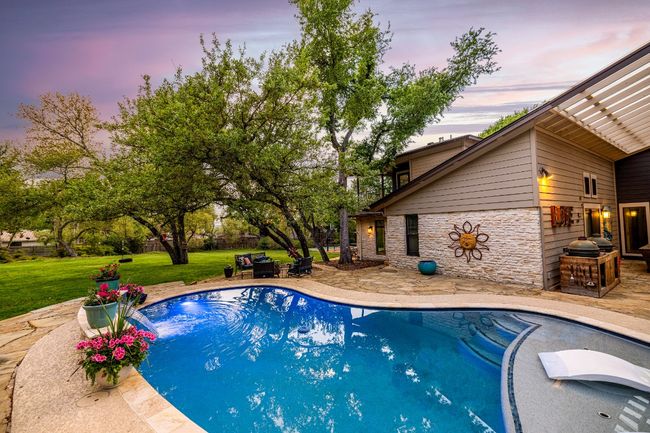 Pool at dusk featuring fountain, huge backyard, and a patio area | Image 11