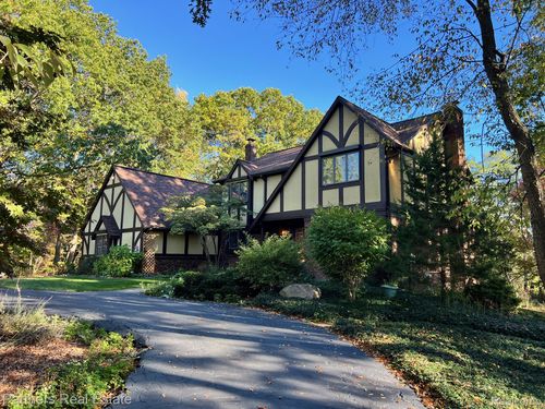 5618 Mountain Rd, Brighton, MI, 48116-9732 | Card Image