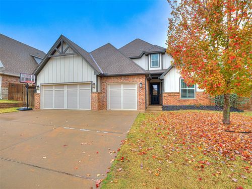 8201 Crew Ln, Edmond, OK, 73034-3528 | Card Image