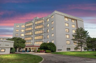 3022 - 43000 12 Oaks Crescent Drive, Condo with 2 bedrooms, 2 bathrooms and null parking in Novi MI | Image 1