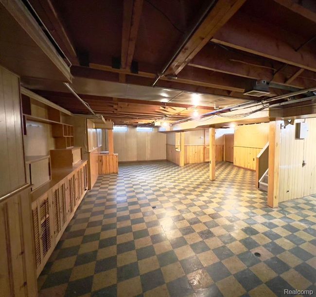 Oversized basement | Image 29