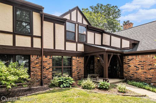 22-2701 Williamsburg Cir, Auburn Hills, MI, 48326-3550 | Card Image