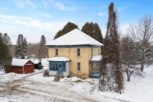 3661 Blue Goose Rd, West Bend, WI, 53095-9411 | Card Image