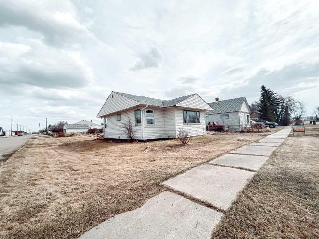 4647 53 Street, Home with 2 bedrooms, 1 bathrooms and 1 parking in Rycroft AB | Image 2