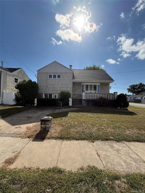 49 Noble St, Babylon, NY, 11703-1818 | Card Image