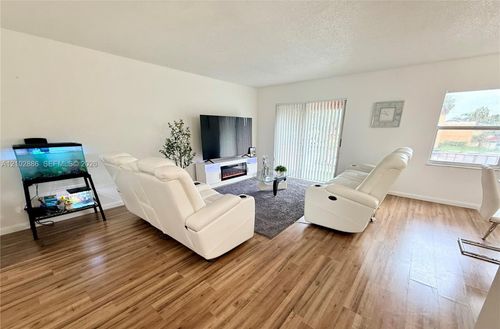 r209-17901 Nw 68th Ave, Hialeah, FL, 33015-3919 | Card Image