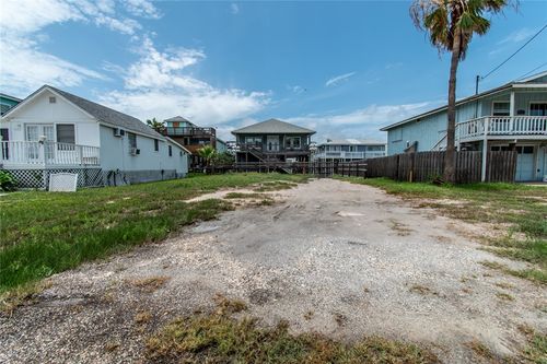 1019 S Austin St, Rockport, TX, 78382-2305 | Card Image