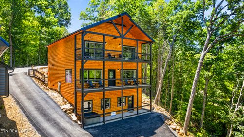 206 S Smoky Mountain Way, Sevierville, TN, 37876-1697 | Card Image