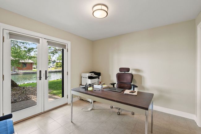 Bedroom or office on the ground floor with exterior access | Image 24