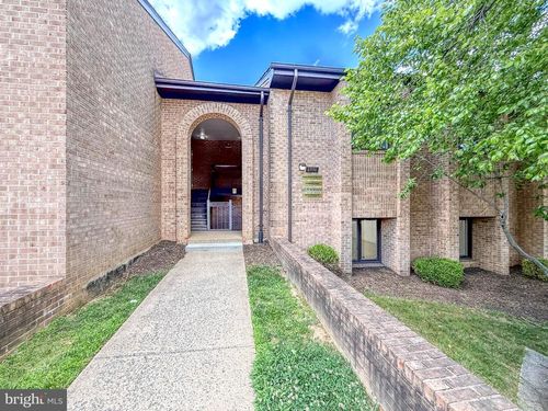 8991 Cotswold Dr, Burke, VA, 22015-1657 | Card Image