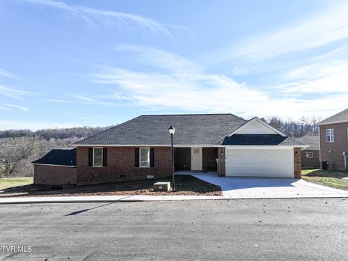 124 Keeneland Cir, Greeneville, TN, 37743-5592 | Card Image