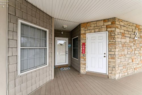 2812 Whispering Shores Dr, Vermilion, OH, 44089-2586 | Card Image