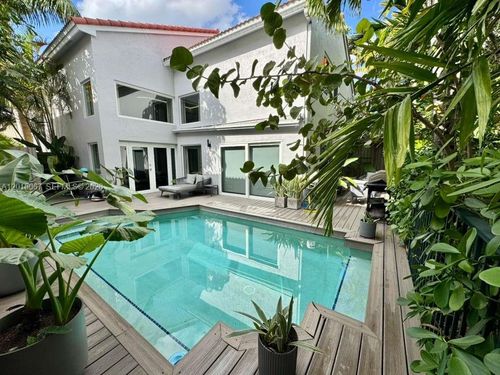 935 Weeping Willow Way, Hollywood, FL, 33019-4811 | Card Image