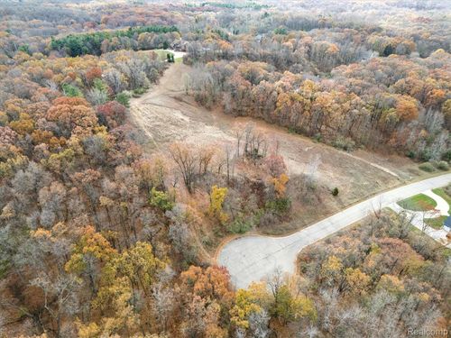 9410 Grand Summit Dr, Fenton, MI, 48430 | Card Image