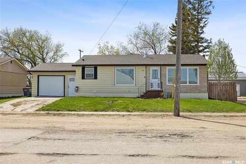 108 1st Ave W, Montmartre, SK, S0G3M0 | Card Image