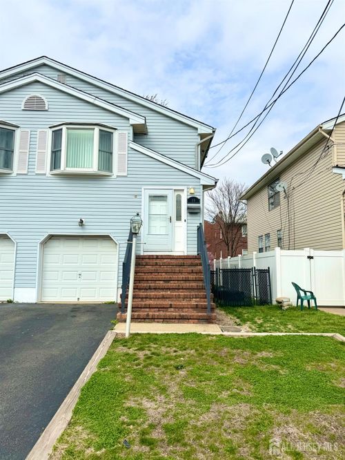 10 Holmes St, Carteret, NJ, 07008-2304 | Card Image