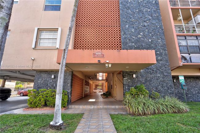 APT-220 - 6095 W 19 Th Ave, Condo with 2 bedrooms, 2 bathrooms and null parking in Hialeah FL | Image 27