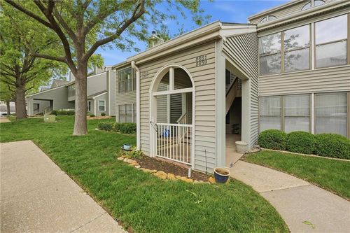 8861 W 106th Ter, Overland Park, KS, 66212-5573 | Card Image