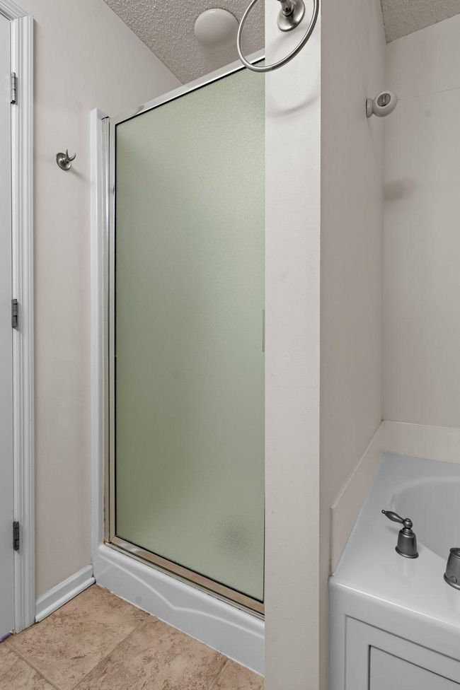 The shower and tub are separate. | Image 26