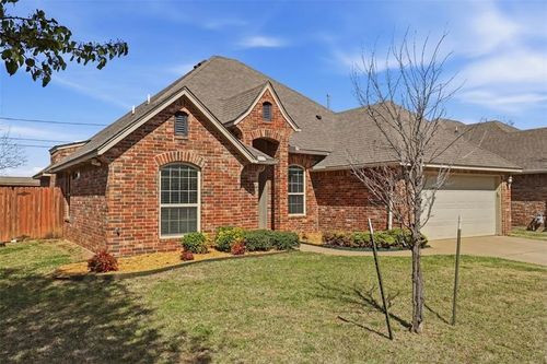 829 Sw 8th St, Moore, OK, 73160-2417 | Card Image