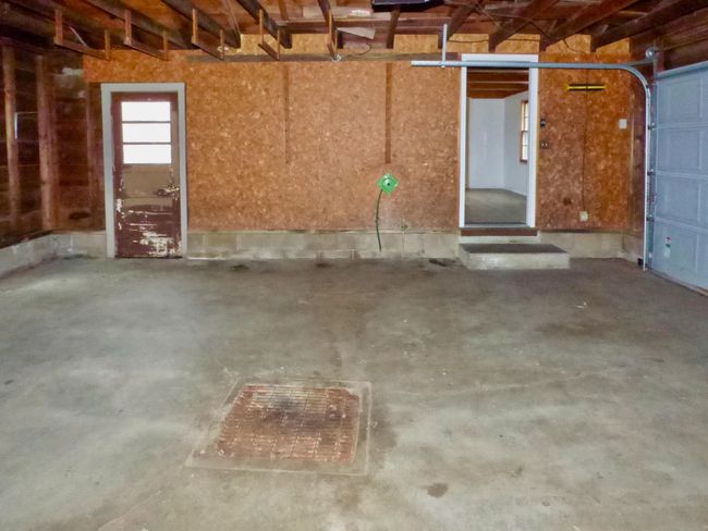 garage interior b | Image 32