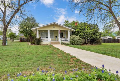 909 Flag St, Llano, TX, 78643-2301 | Card Image